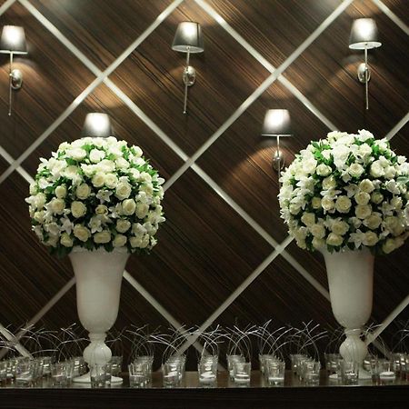 Limneon Resort & Spa Kastoriá Eksteriør bilde Flower arrangement