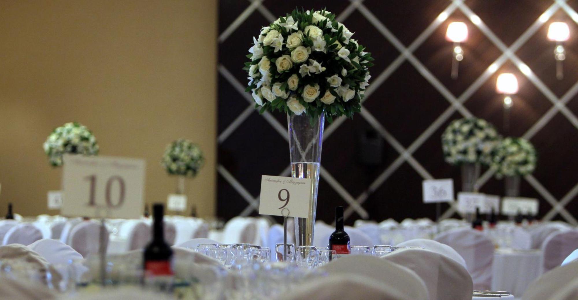 Limneon Resort & Spa Kastoriá Eksteriør bilde A table centerpiece