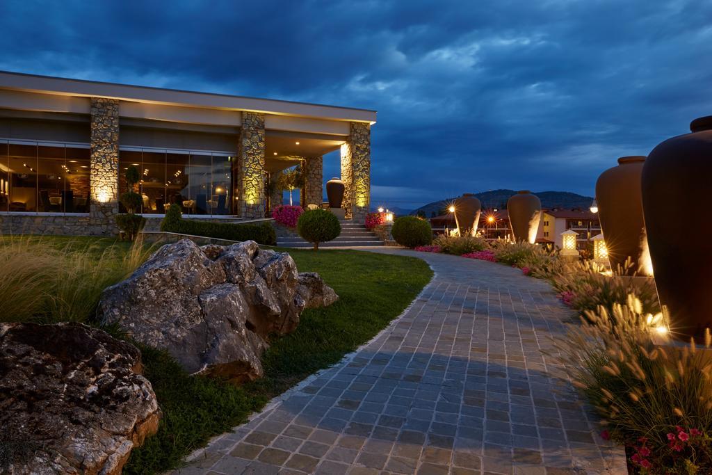 Limneon Resort & Spa Kastoriá Eksteriør bilde The resort at night