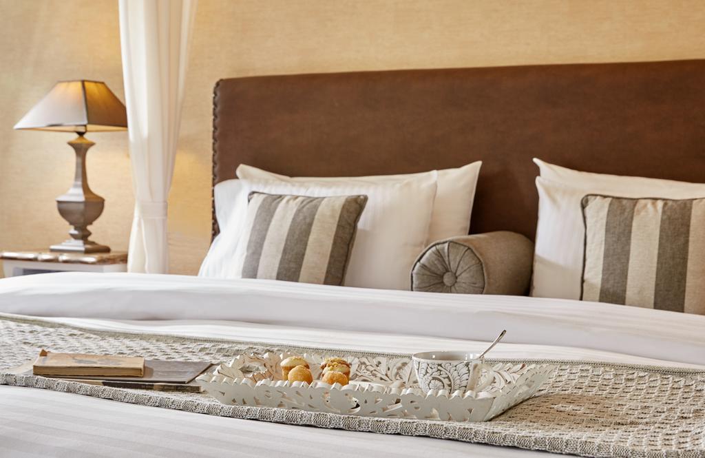 Limneon Resort & Spa Kastoriá Eksteriør bilde A bed with a headboard